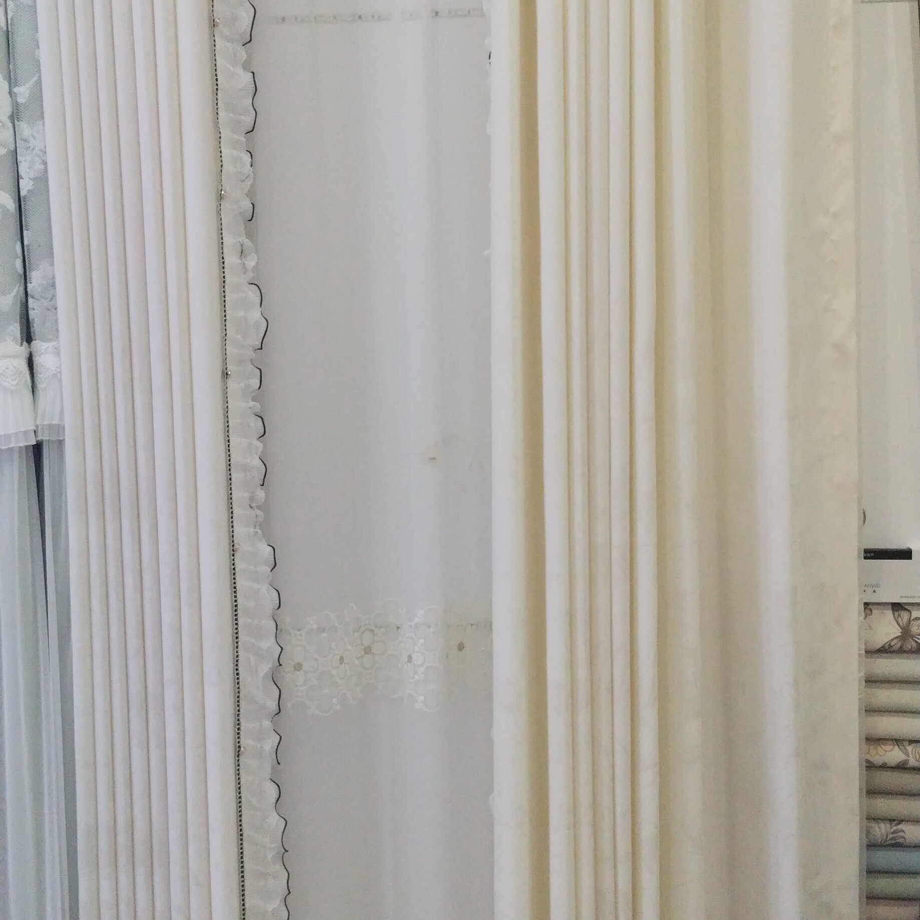 纯白米色窗帘透光不透人