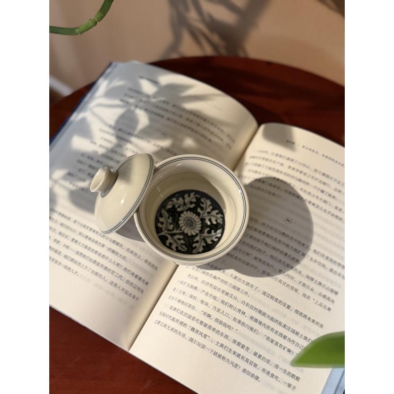 B014【景墨春风】景德镇手工手绘二号釉内绘菊花布袋盖碗 150ml