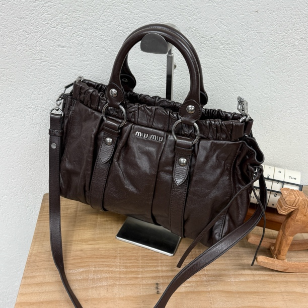 95新 MIU MIU/缪缪 棕银褶皱油蜡皮机车单肩斜挎包063844 底长32