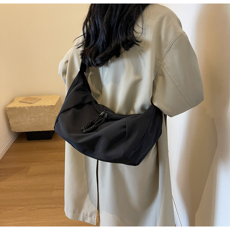 大容量斜挎包包女百搭2024新款时尚学生韩版单肩斜挎包通勤饺子包