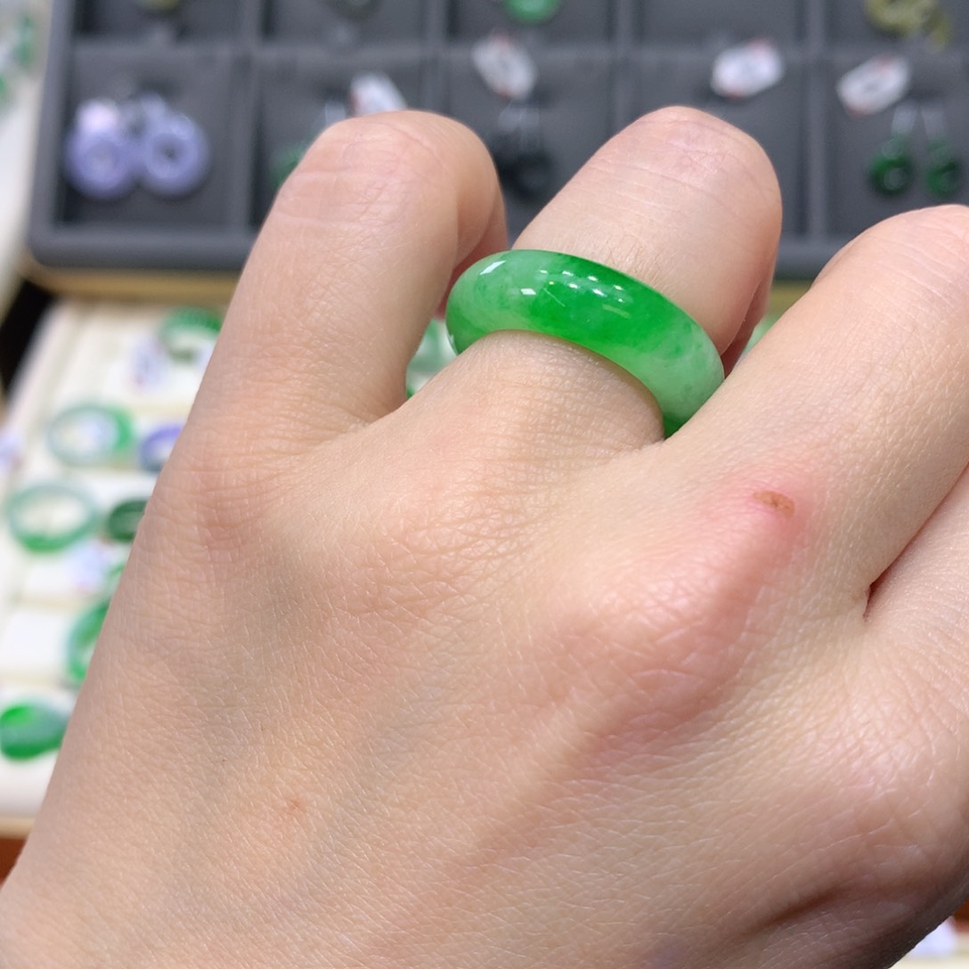 翡翠戒指未镶嵌翡翠