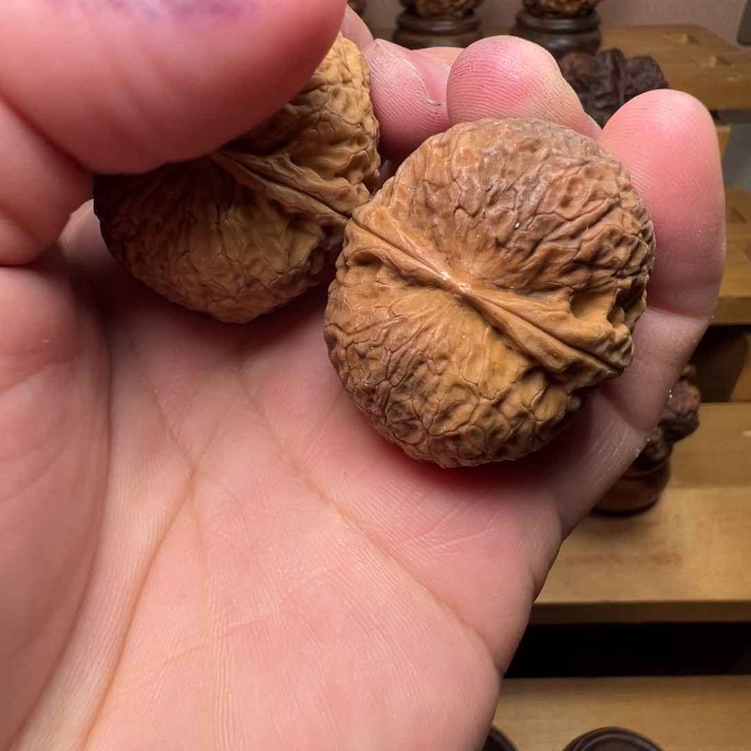 文玩核桃吊坠七彩元宝38mm