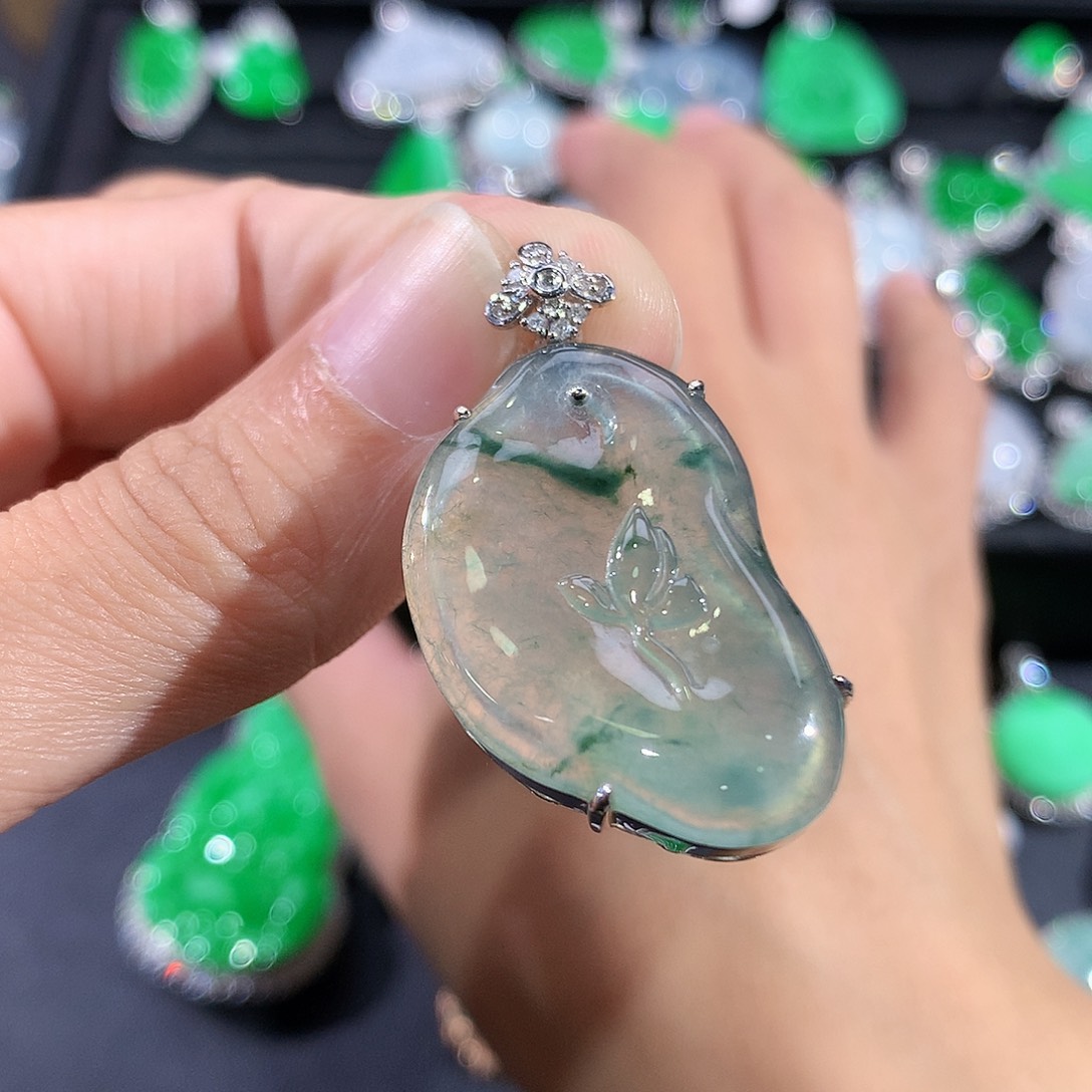 翡翠18K金镶嵌颈饰