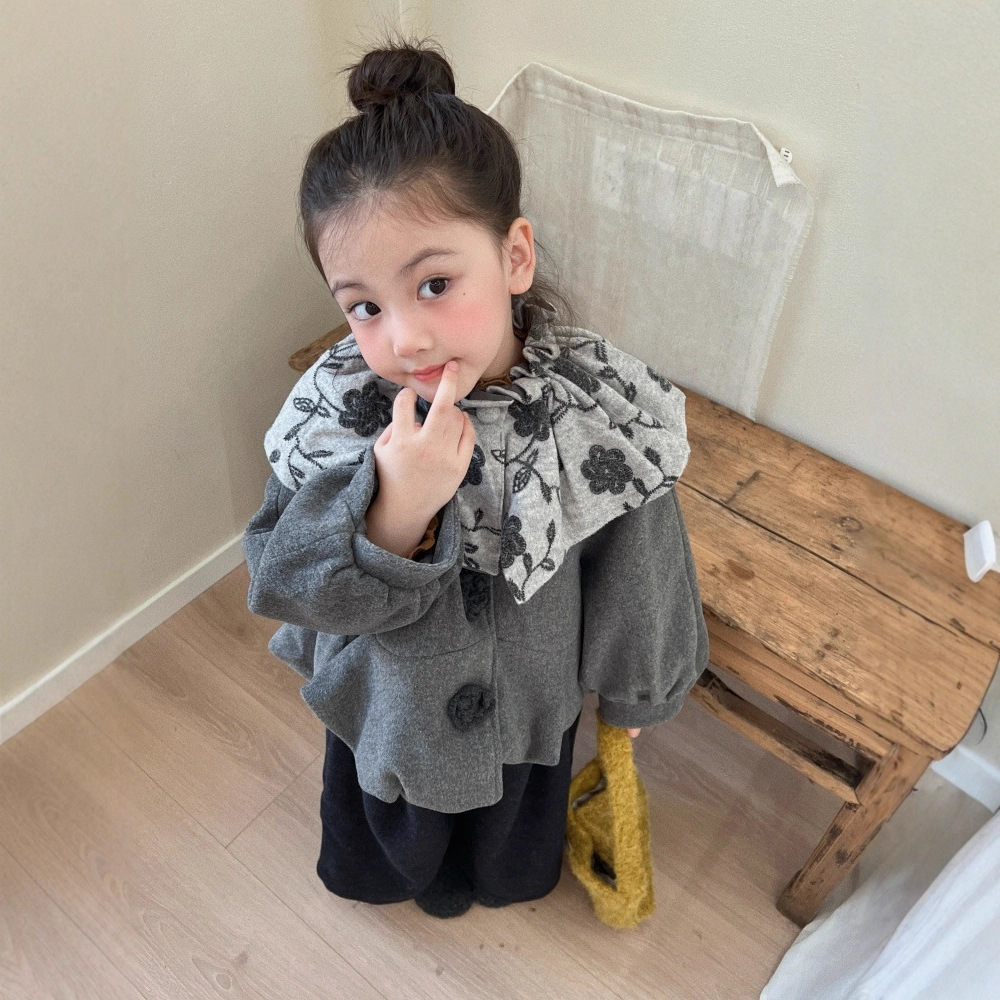 25女童冬装外套新款韩版女宝小众设计刺绣花瓣领夹棉加厚呢料大衣