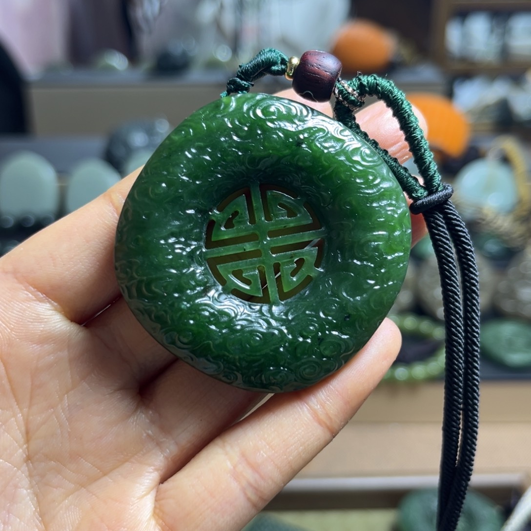 乐***谦和田玉未镶嵌颈饰