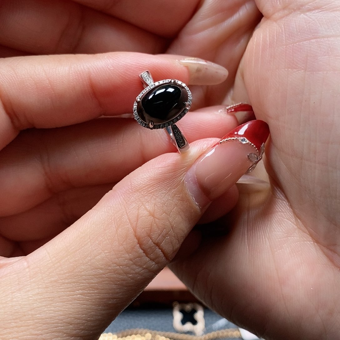 翡翠戒指18K金镶嵌墨翠