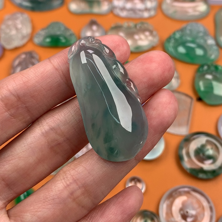 翡翠挂件未镶嵌….