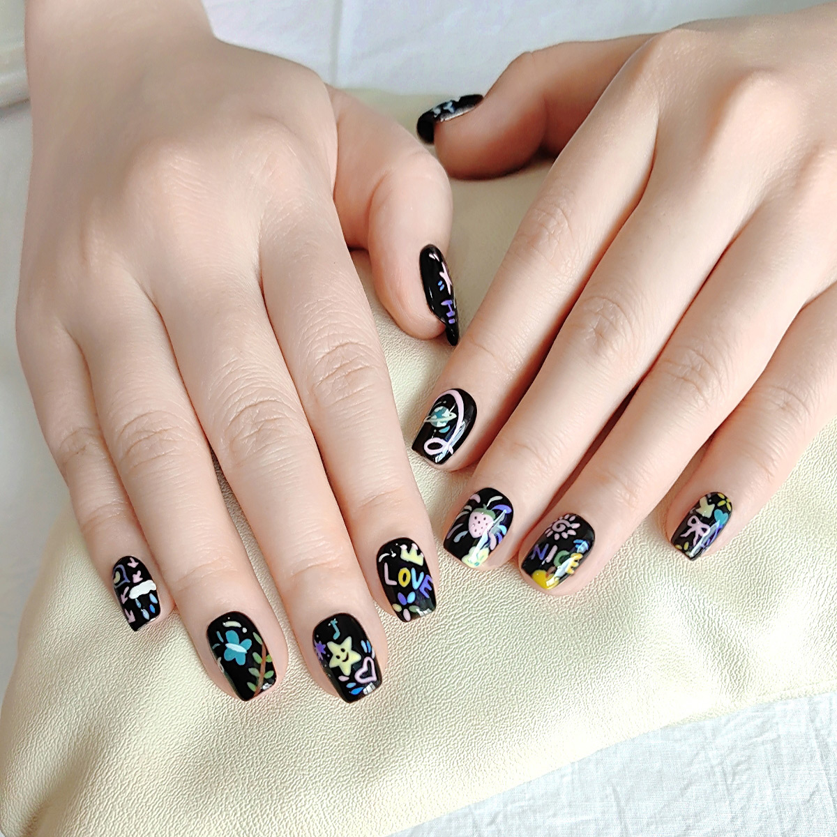 【快乐涂鸦●纯手绘】纯手绘纯手工穿戴甲片爆闪钻裸色指甲贴