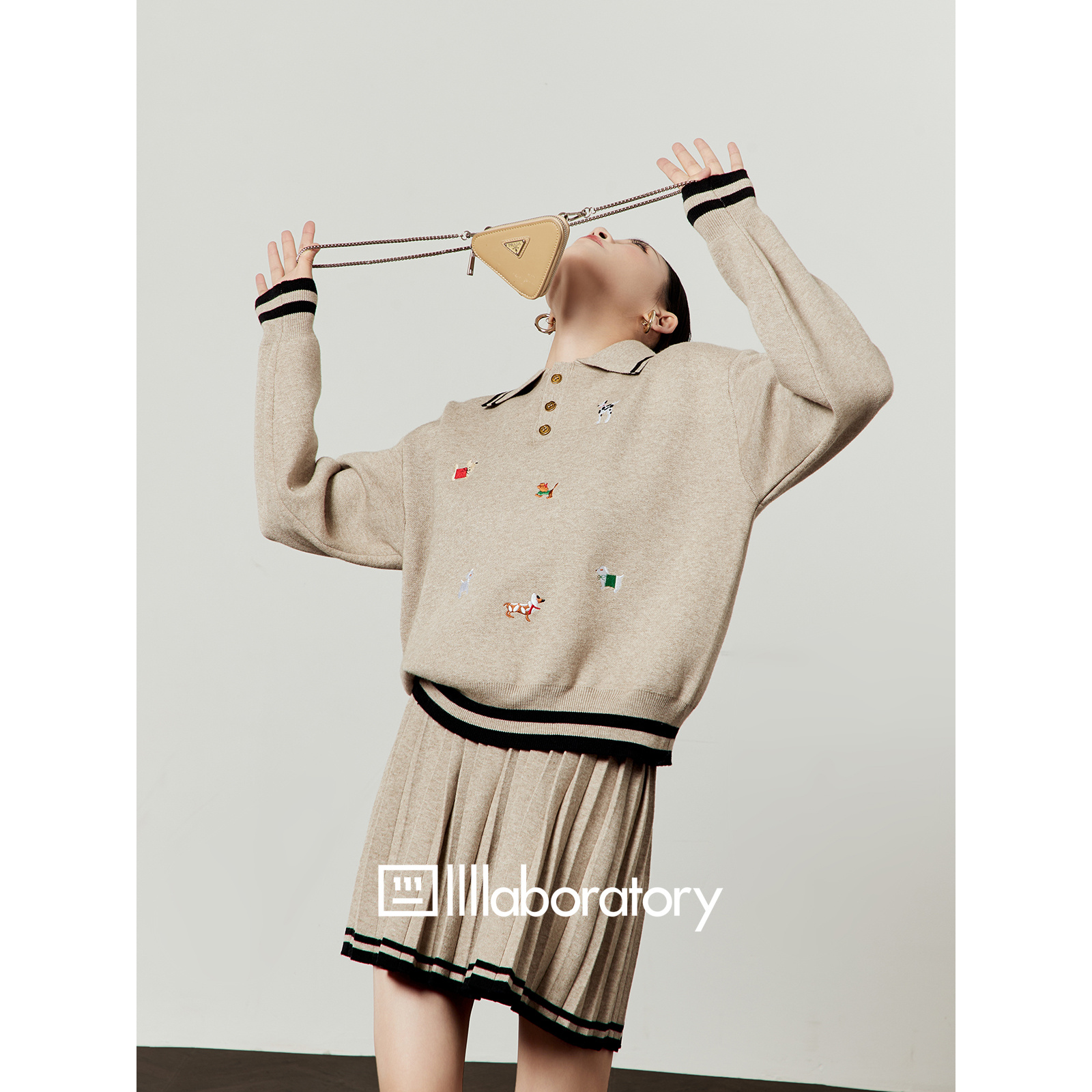 「出品」燕麦色套装女2025秋季新款金扣上衣针织短裙俩件套