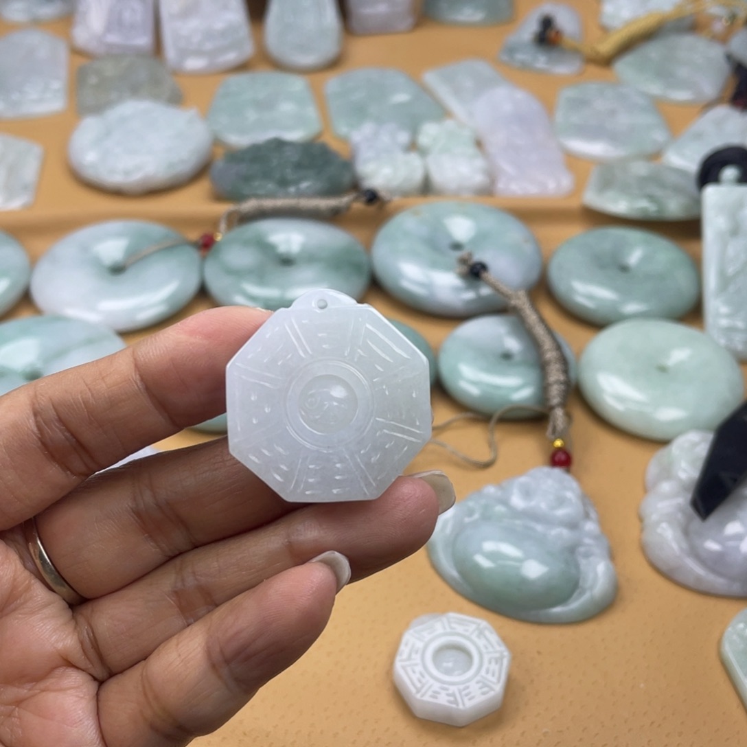 翡翠未镶嵌颈饰八卦