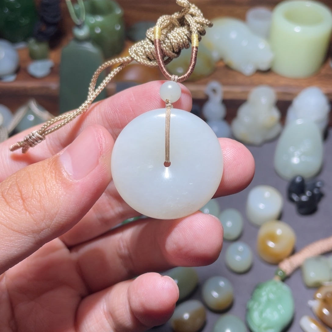 和田玉颈饰未镶嵌狗****子