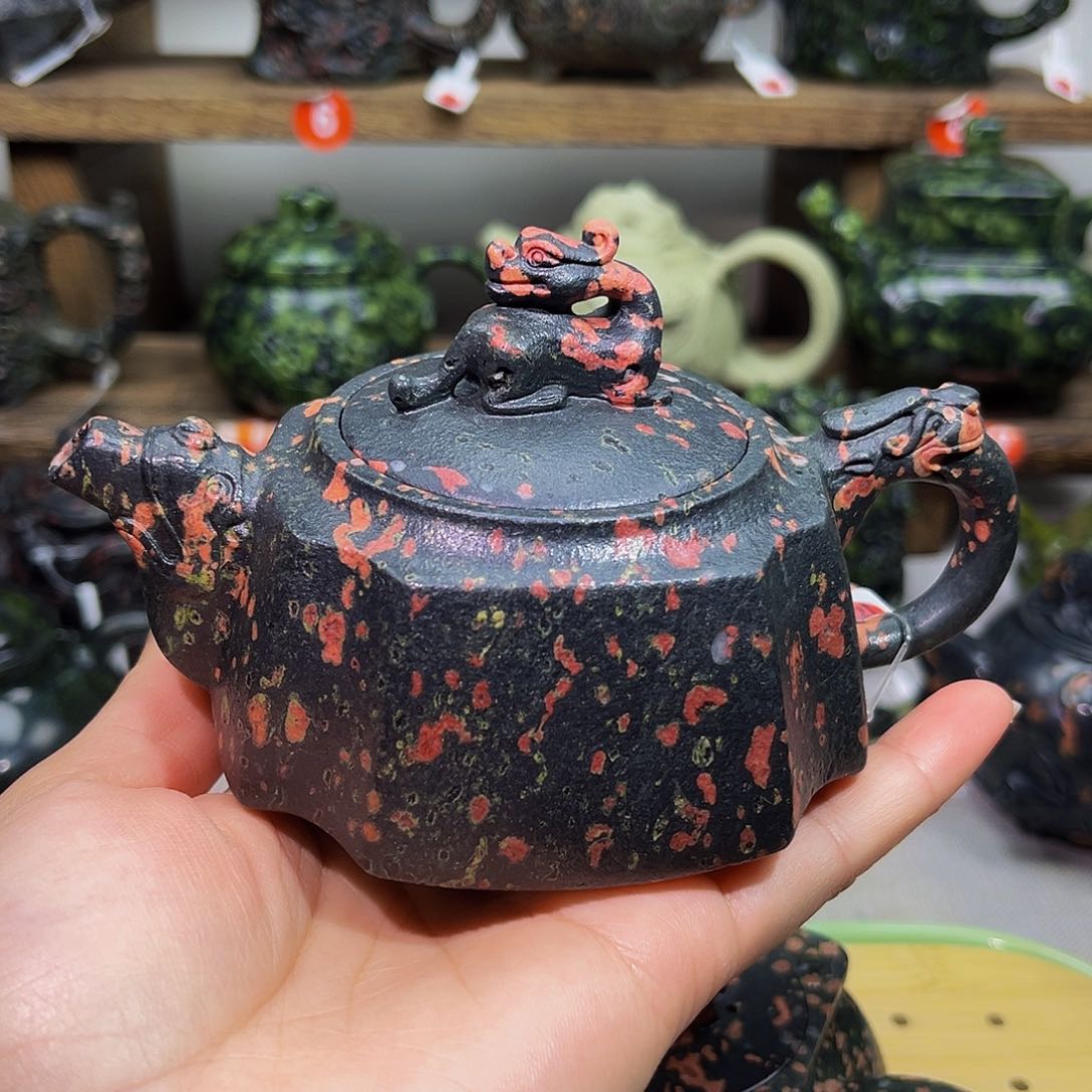 做*梅花石安山玉龙尊壶