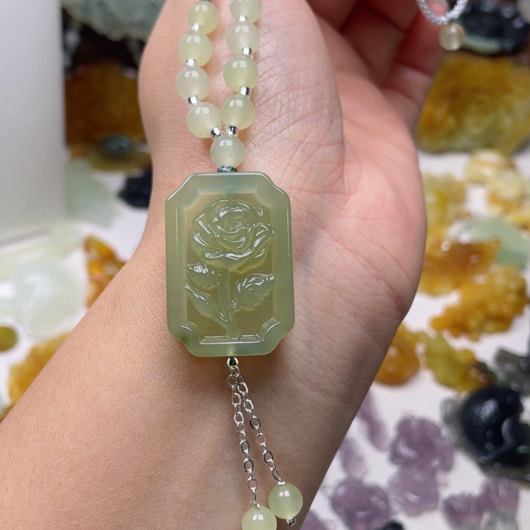 蛇纹石玉颈饰未镶嵌