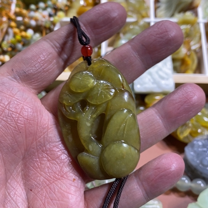 蛇纹石玉颈饰未镶嵌