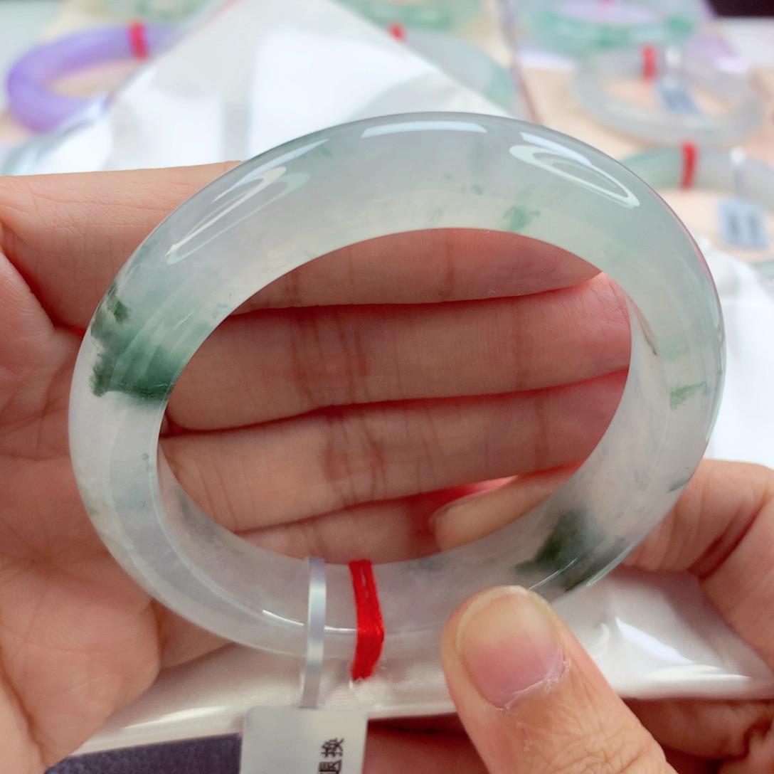 翡翠手镯未镶嵌中万放漏完美A