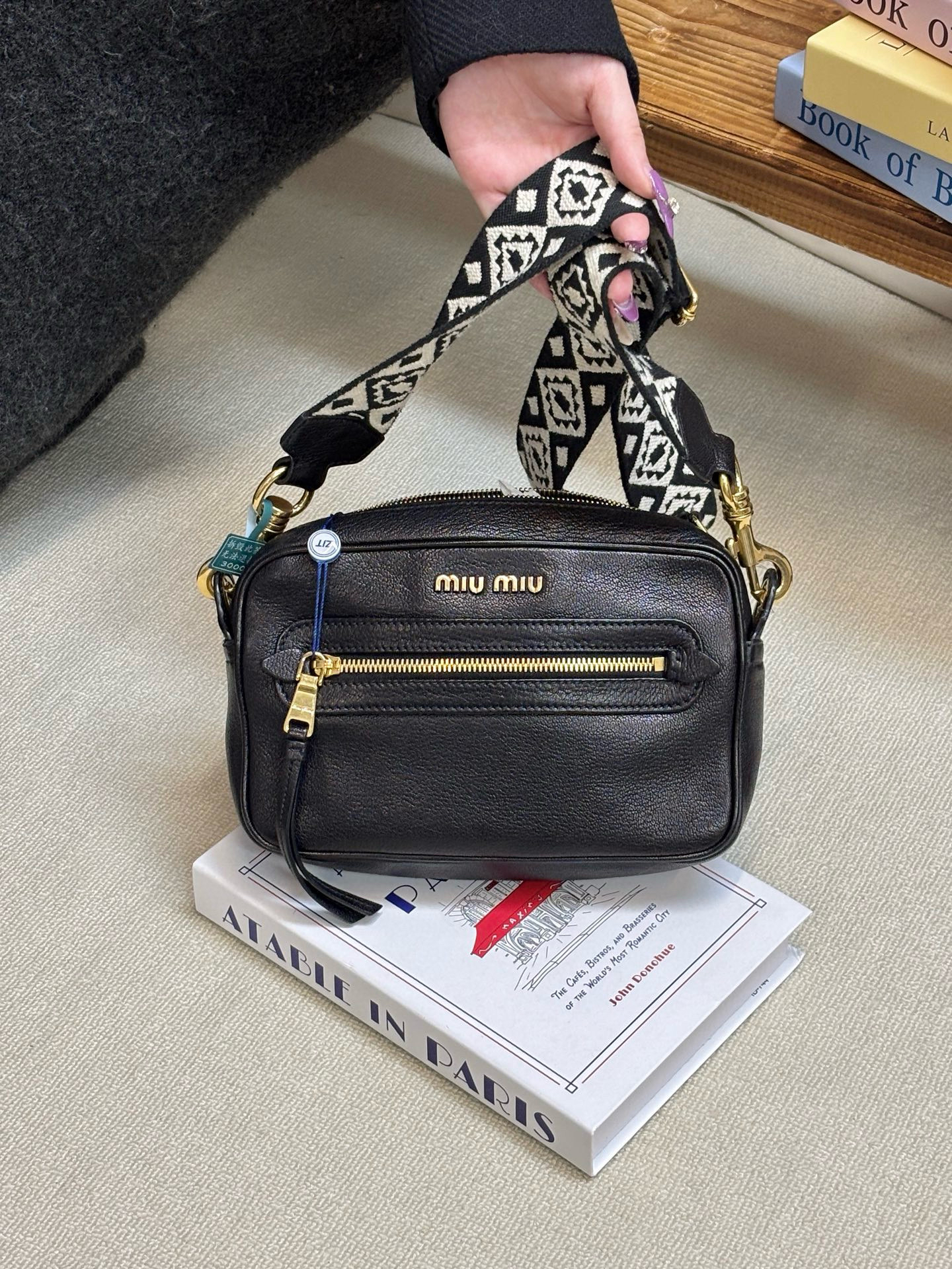 95新 MIU MIU/缪缪 miumiu 黑金相机斜挎包(K)