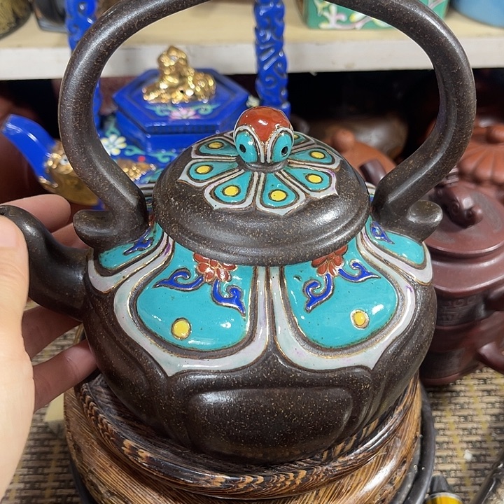 茶壶紫砂原矿泥料手工制作的一把紫砂壶。