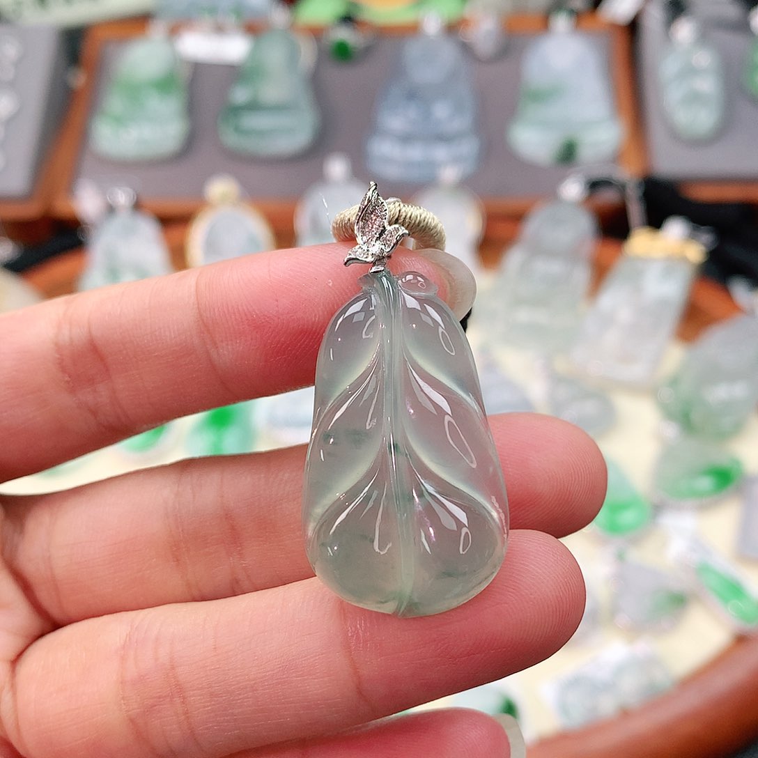 颈饰18K金镶嵌翡翠叶子