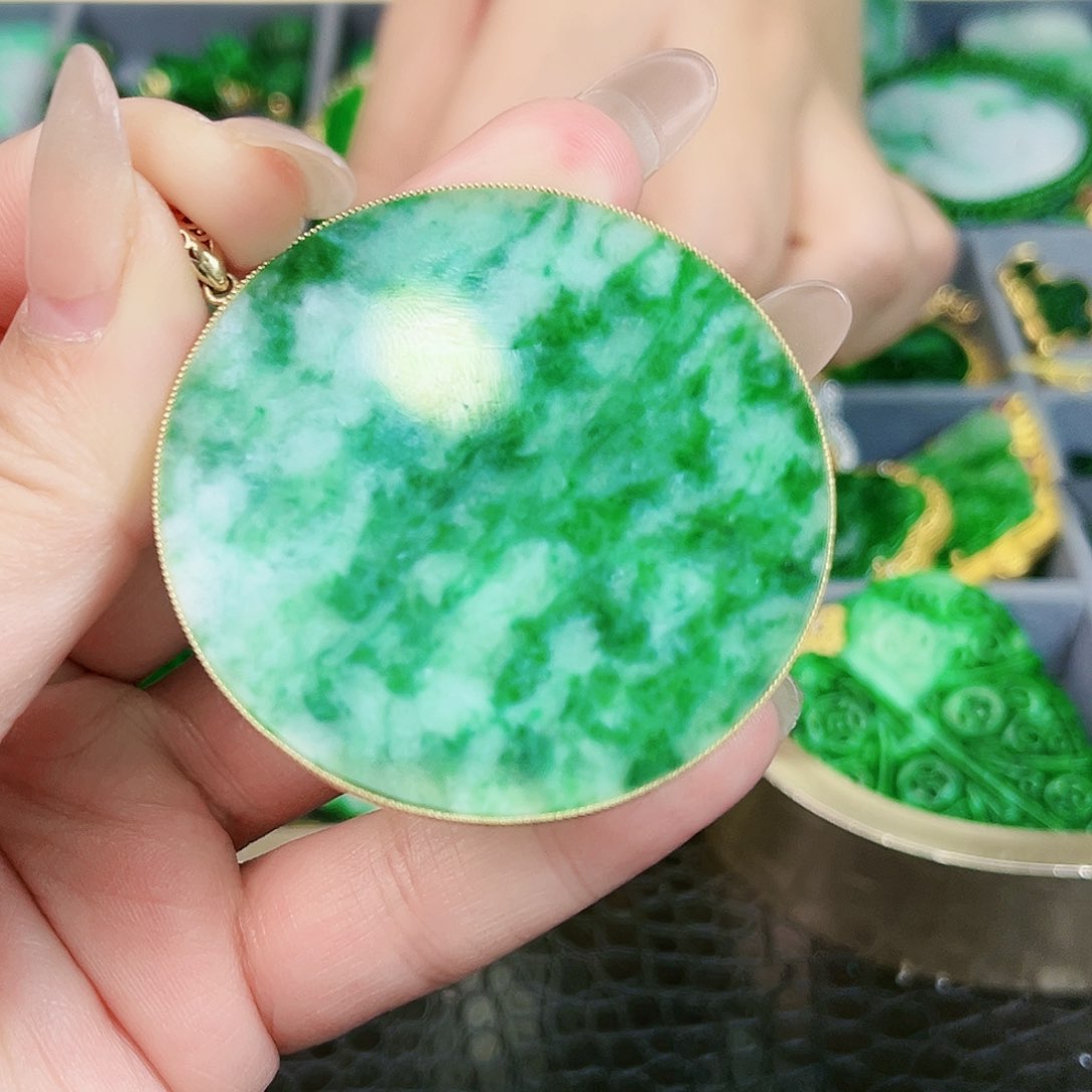 翡翠颈饰18K金镶嵌吊坠