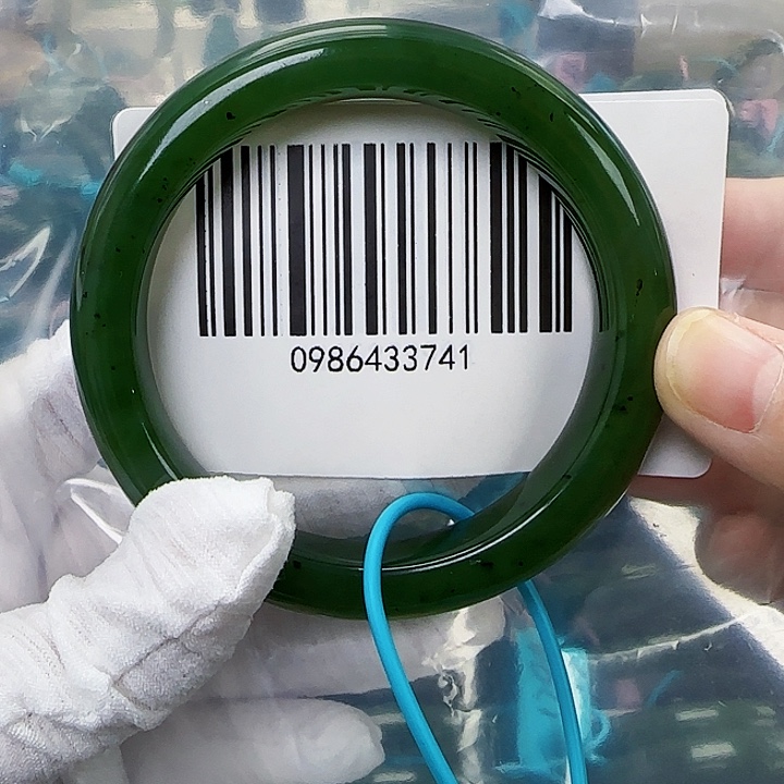 岁***月和田玉未镶嵌手镯微瑕5859