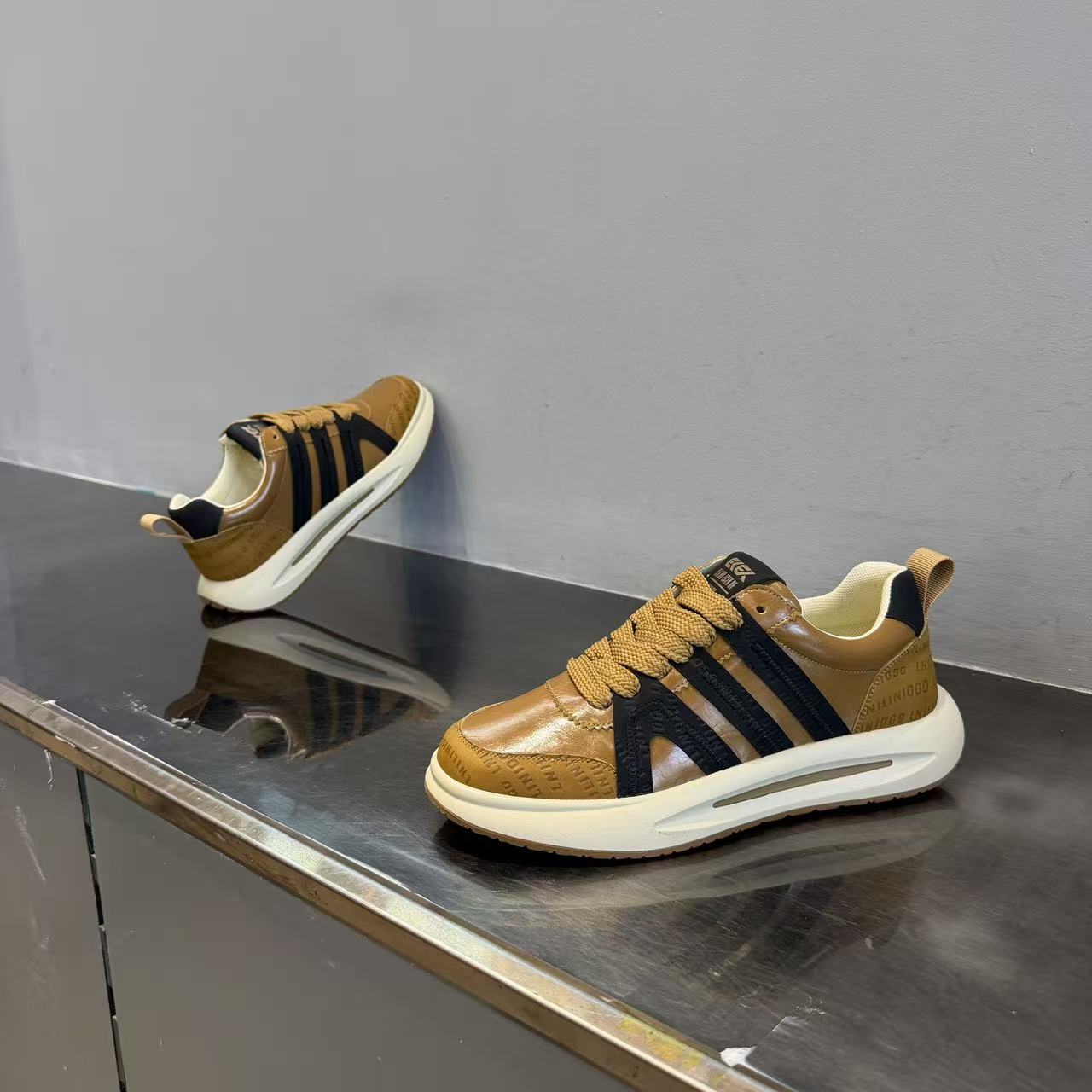 轻奢高端皮面男鞋2025新款三道杠透气小白鞋明星同款低帮软底板鞋