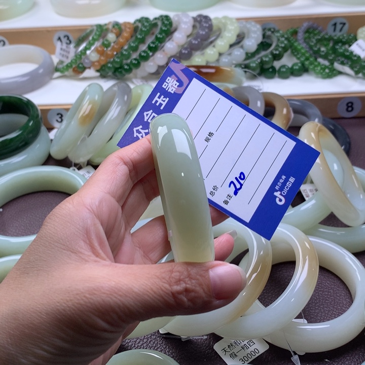 和田玉未镶嵌手镯