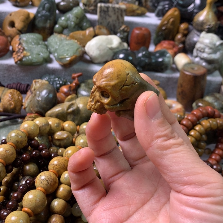 未镶嵌岫岩河磨玉（透闪石质玉）把件