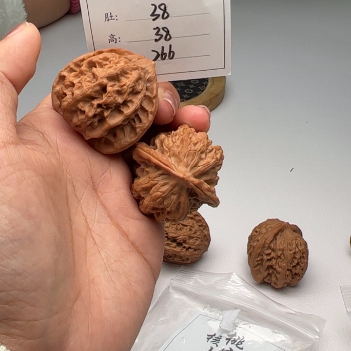 文玩核桃把件从*梨木台138