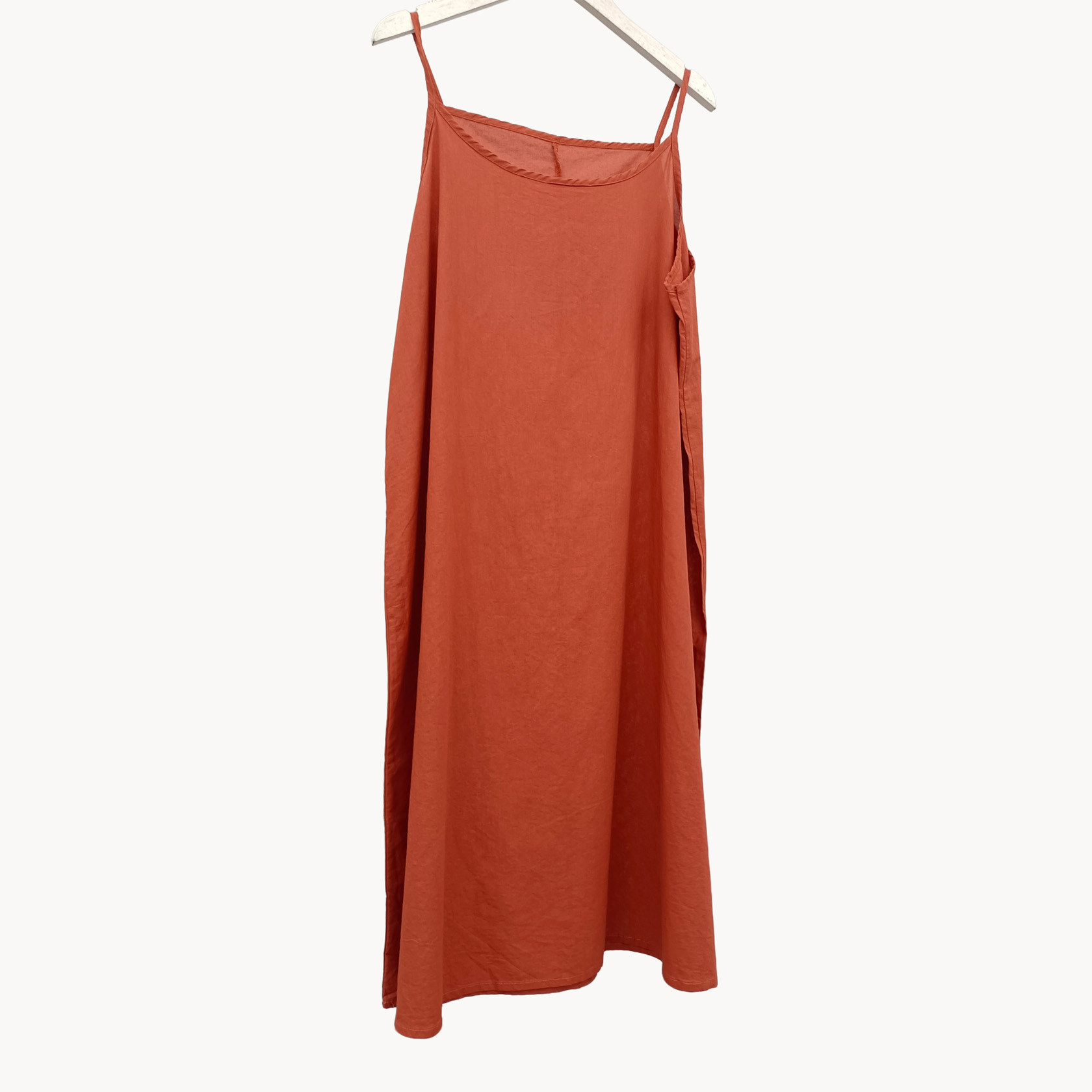 锐先生＊石榴红麻料面料无弹凉感透气吊带裙大码女装