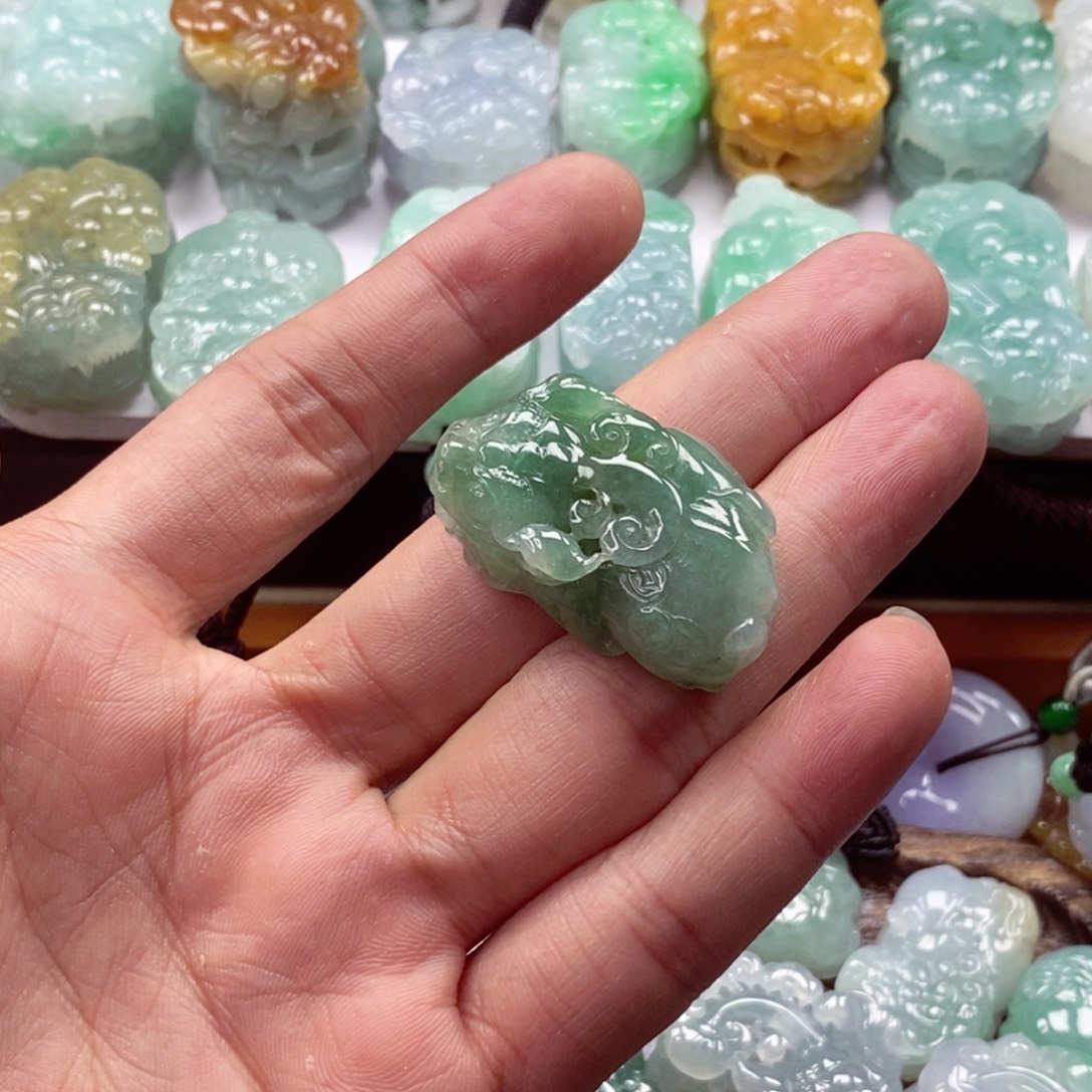 翡翠未镶嵌颈饰貔貅