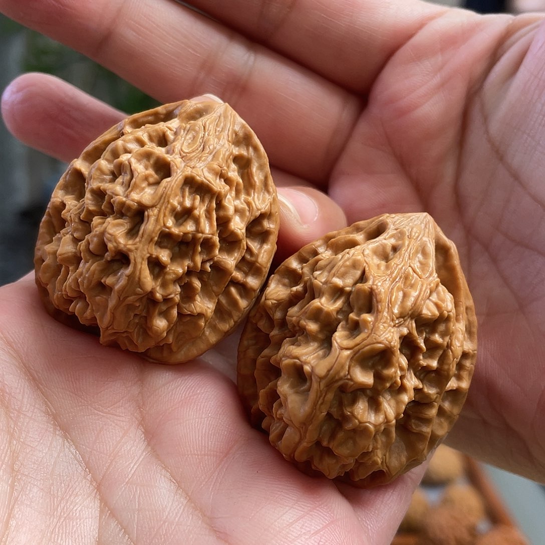 桃核把件38×38尺十三陵鸡心（单只蹭尖）CN01217