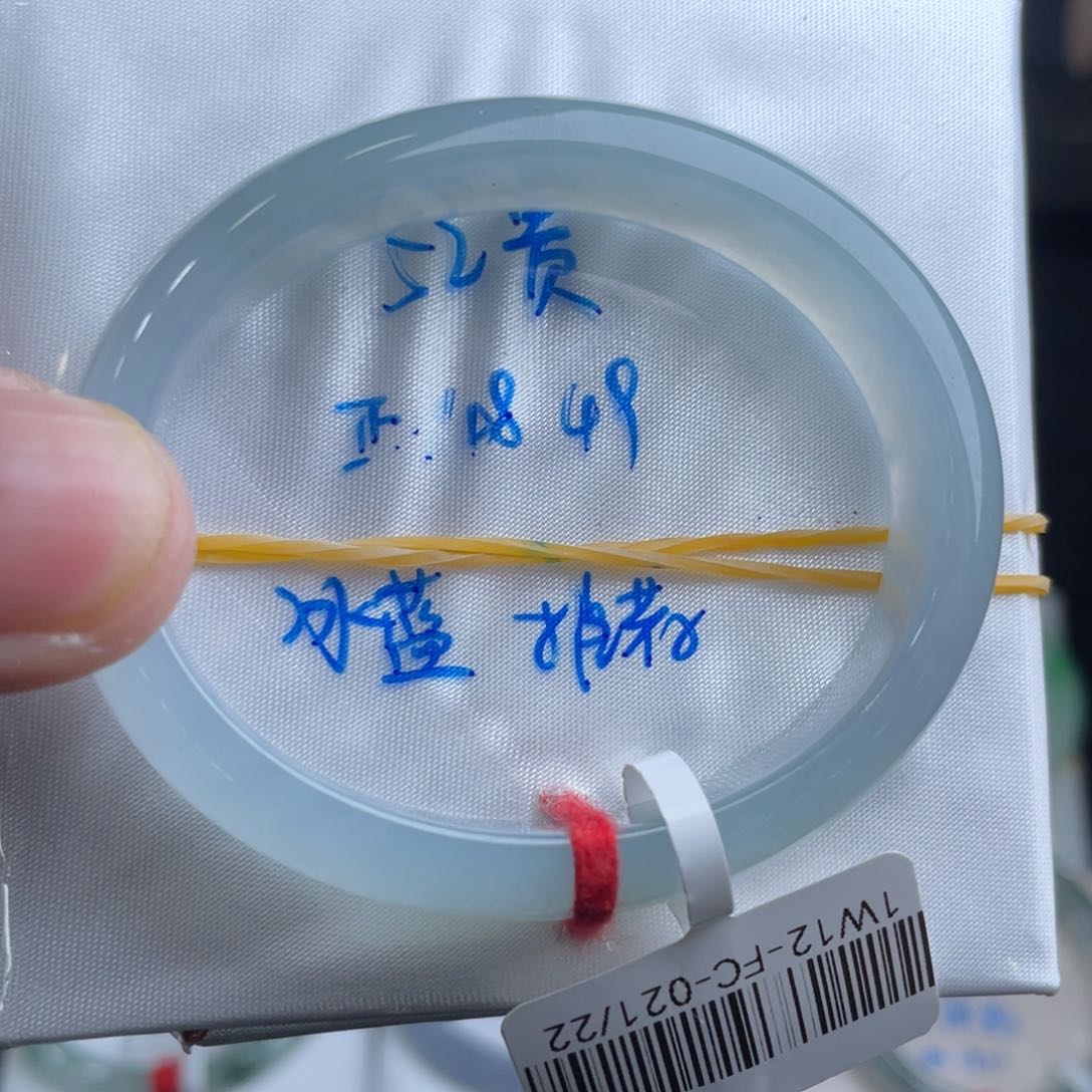 翡翠手镯未镶嵌翡翠手镯