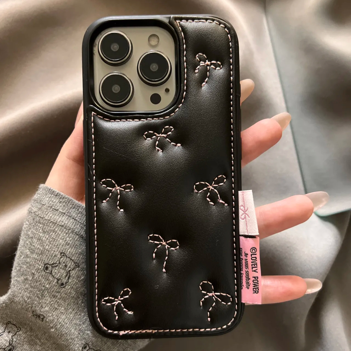 秋冬新款高级皮质刺绣蝴蝶结适用苹果16promax手机壳iphone15/14