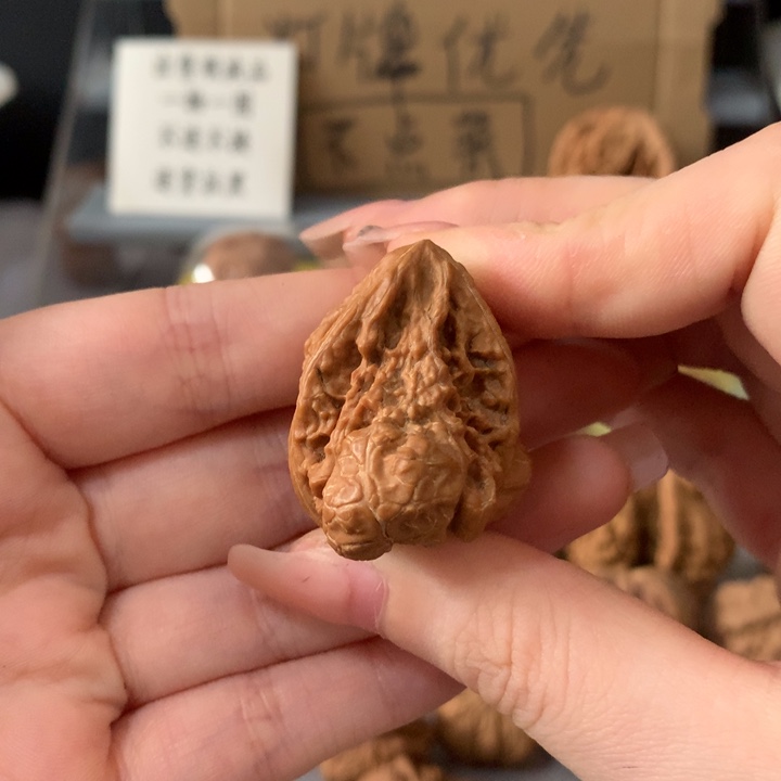 用***1文玩核桃吊坠异形单只，有瑕疵