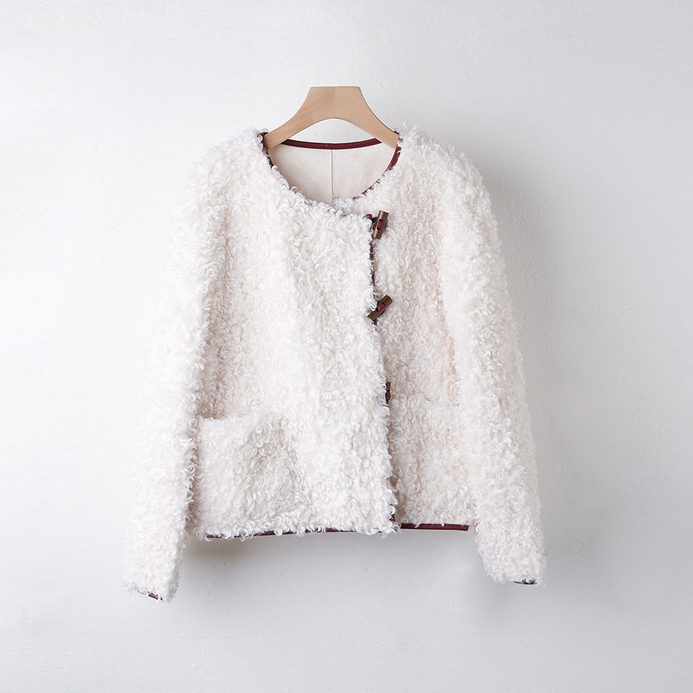 女冬季常规款短外套短款女士保暖  皮六  242P66661