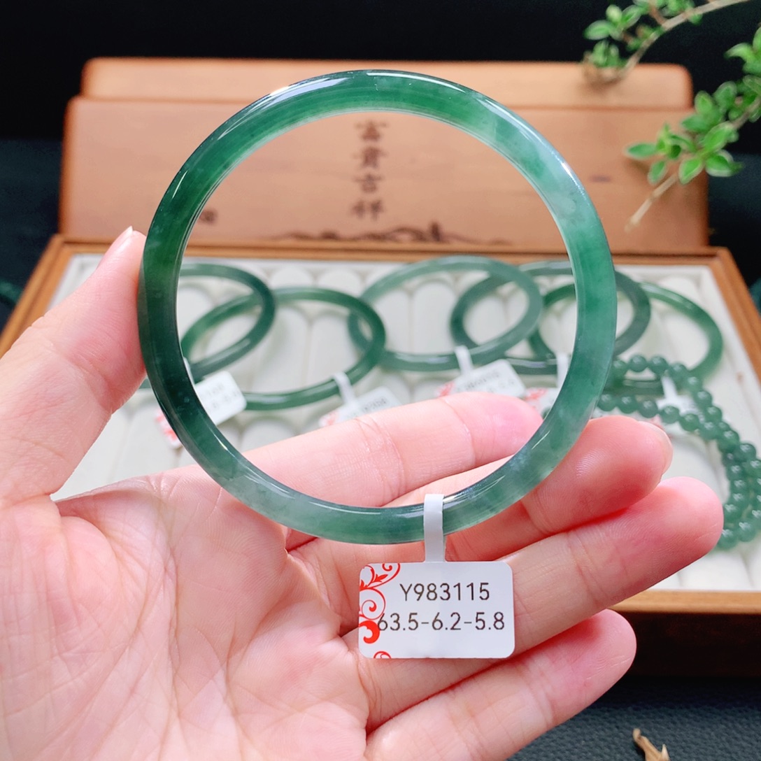 未镶嵌手镯（圆镯）翡翠