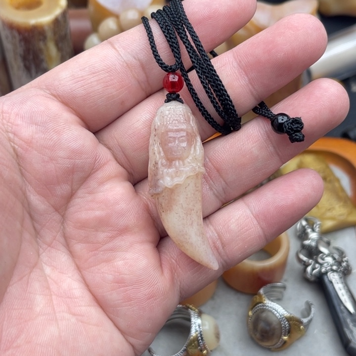 大叶紫檀（黑酸枝木类）放漏 雕刻小吊坠一个