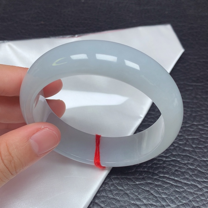 翡翠手镯未镶嵌。