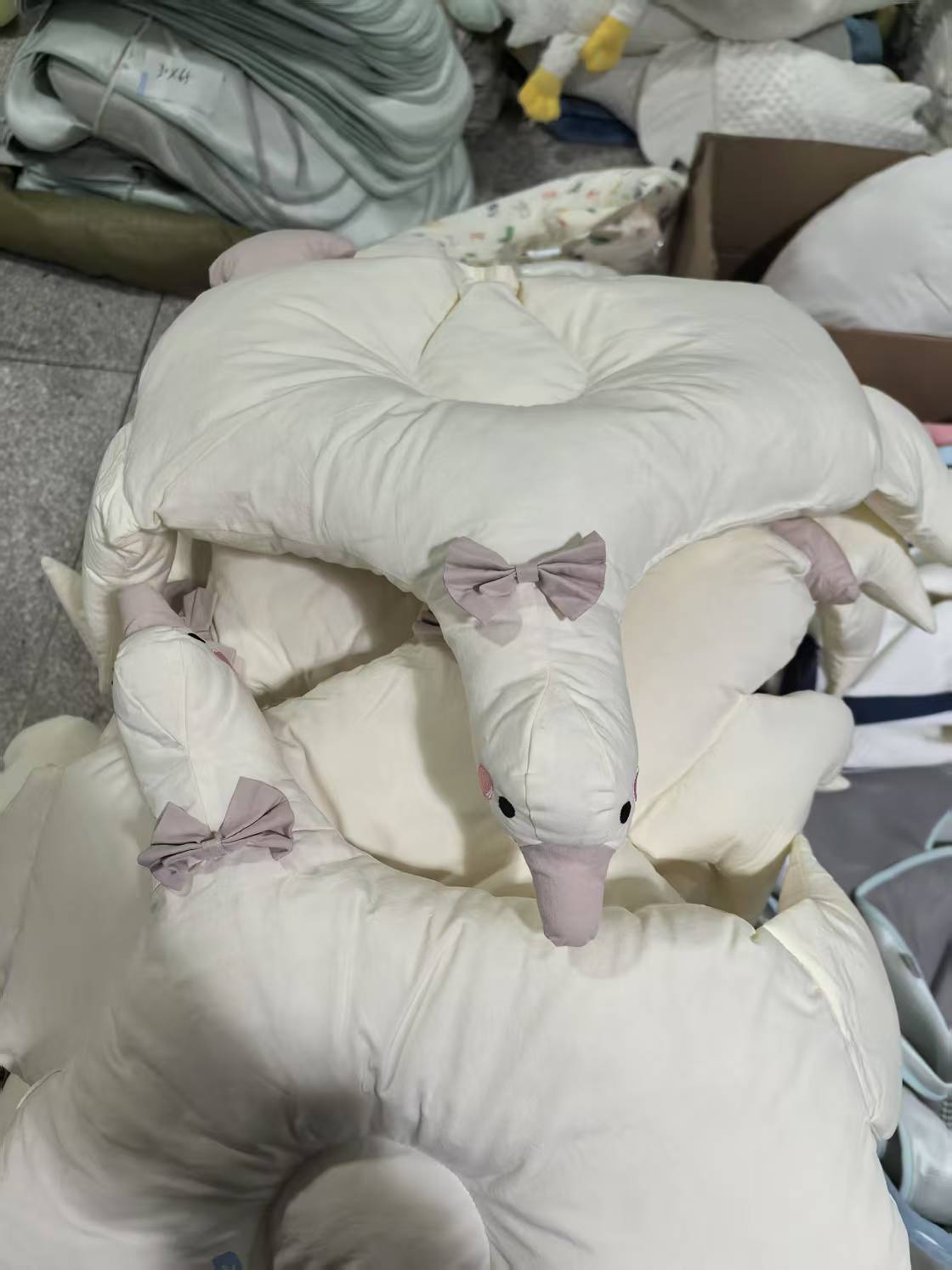 《厚广家》3楼40×40米色高支棉蝴蝶结小鹅款枕头 发1个微瑕疵不挑款