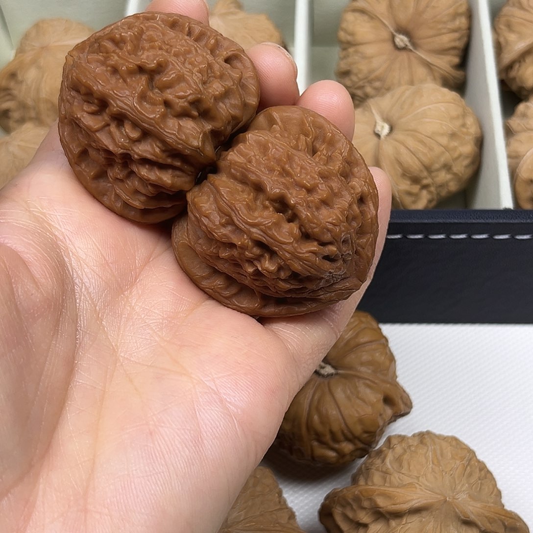 一***草文玩核桃吊坠白狮子