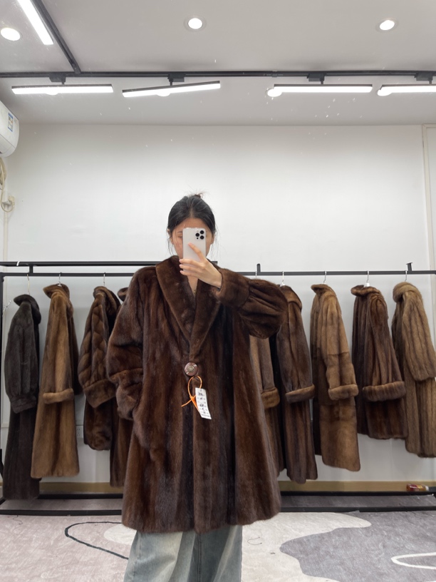 AA96(3XL+)蜜茶色中古进口水貂毛外套，溜肩胸围124衣长92袖长70