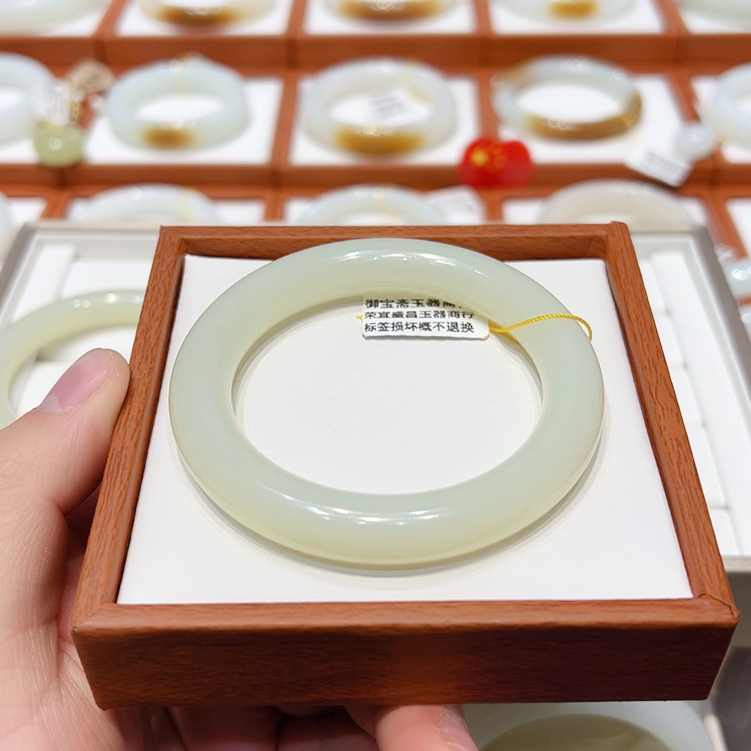 和田玉手镯未镶嵌梨****暖白