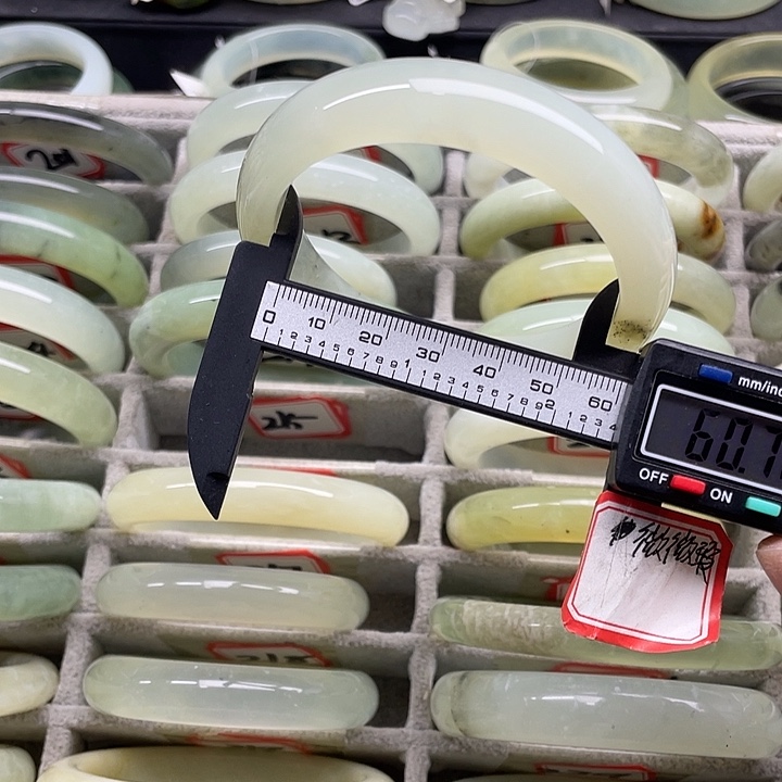 蛇纹石玉未镶嵌手镯215