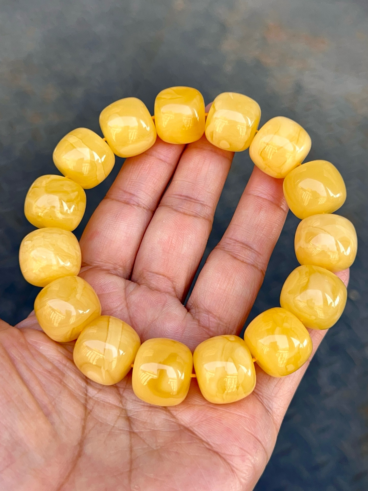 17+俄料黄花蜡精工老形手串