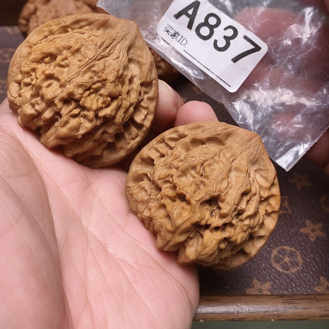 文玩核桃把件官帽50尺。    