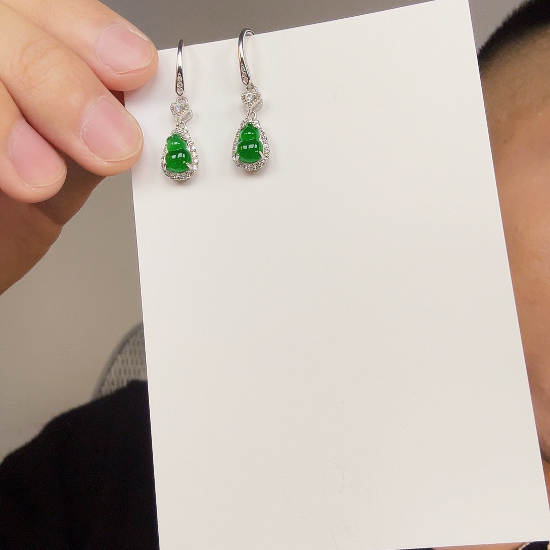 翡翠未镶嵌颈饰一对