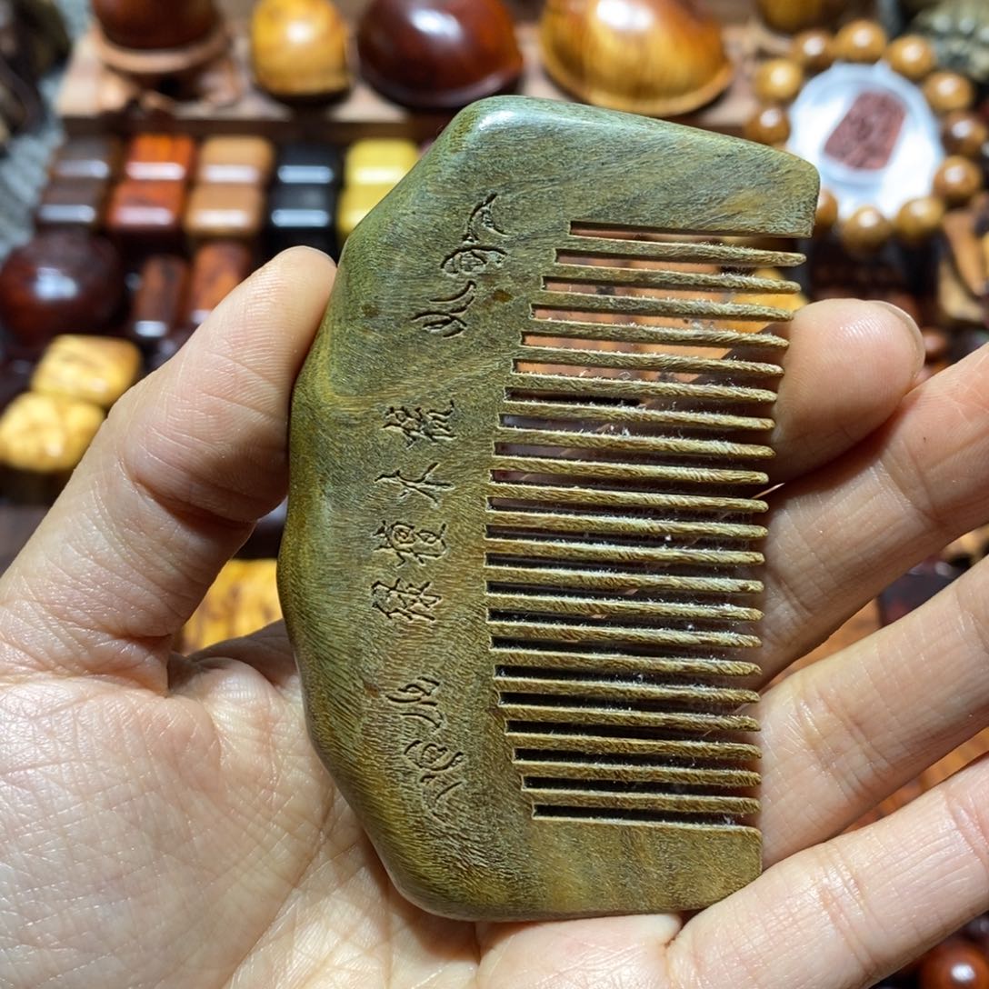 木绿檀木梳子一把
