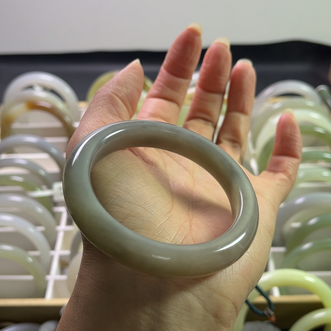 和田玉手镯56.6圈未镶嵌