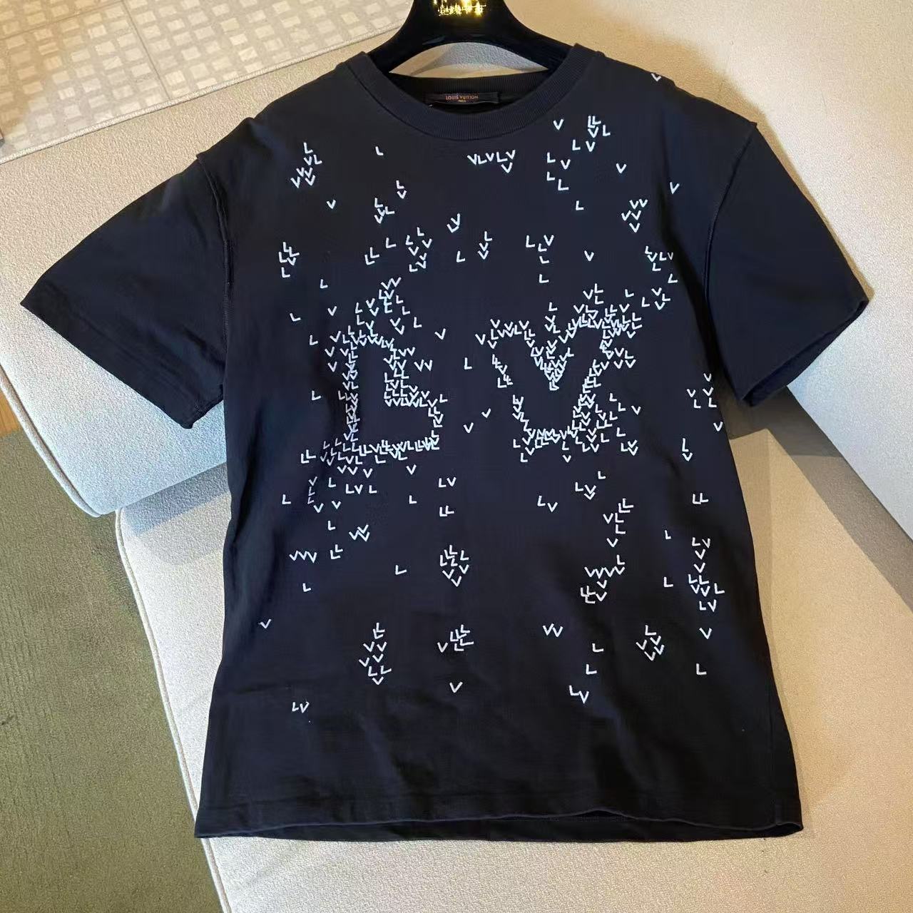 99新 LouisVuitton/路易威登 壹臻/黑色刺绣满天星短袖M 70071550