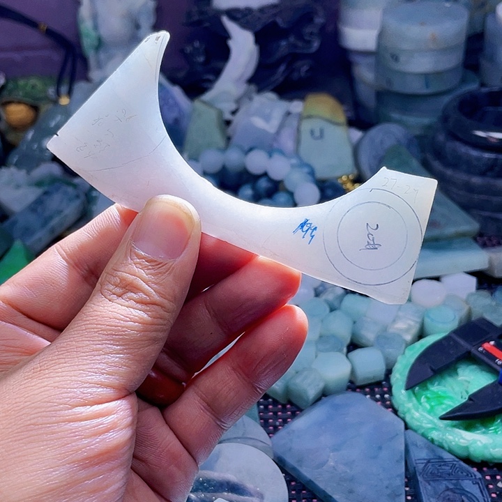 翡翠颈饰未镶嵌翡翠